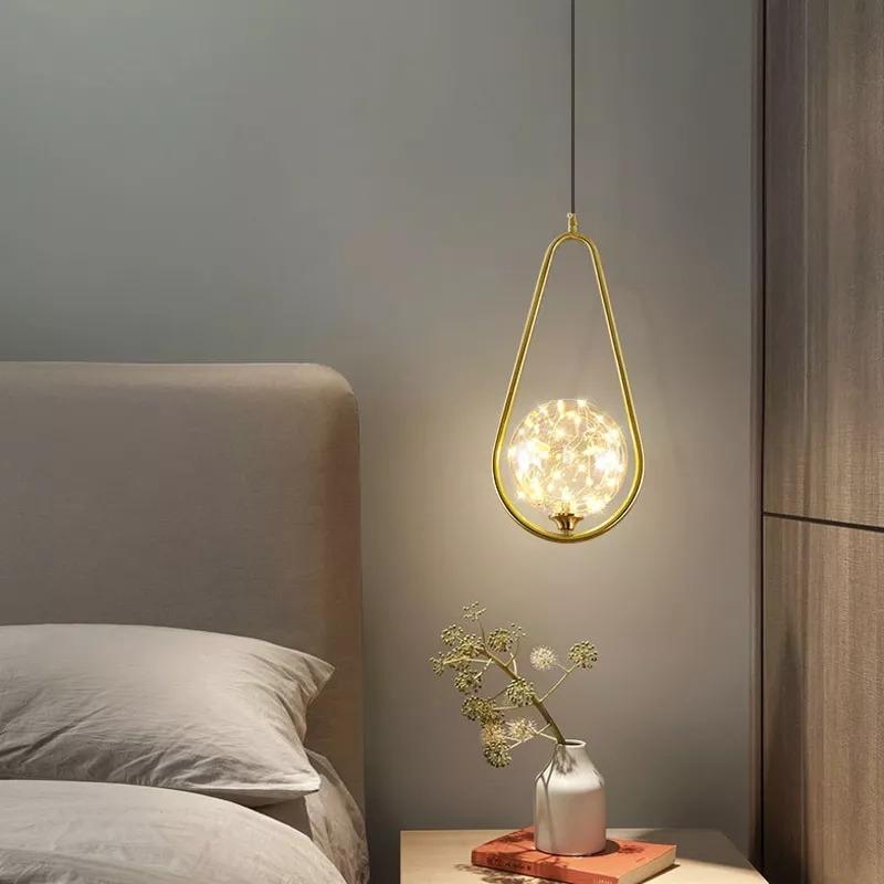 Một phòng ngủ với ánh sáng vàng ấm áp từ đèn đầu giường và đèn hắt tường, tránh ánh sáng chiếu thẳng vào giường, tạo không gian thư giãn và bình yên theo phong thủy
